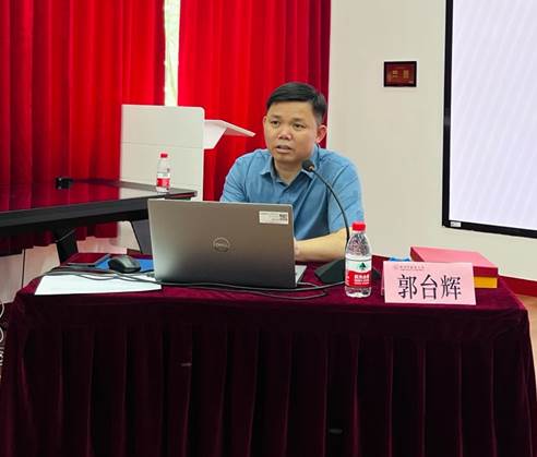 桌子上的电脑描述已自动生成