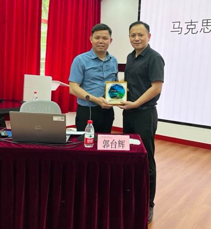 图片包含 室内, 站, 男人, 桌子描述已自动生成