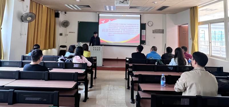 人们在看台上的人在房间里中度可信度描述已自动生成